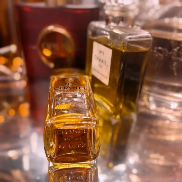 Chanel N°5 Classic Perfume - Picture 4 of 8